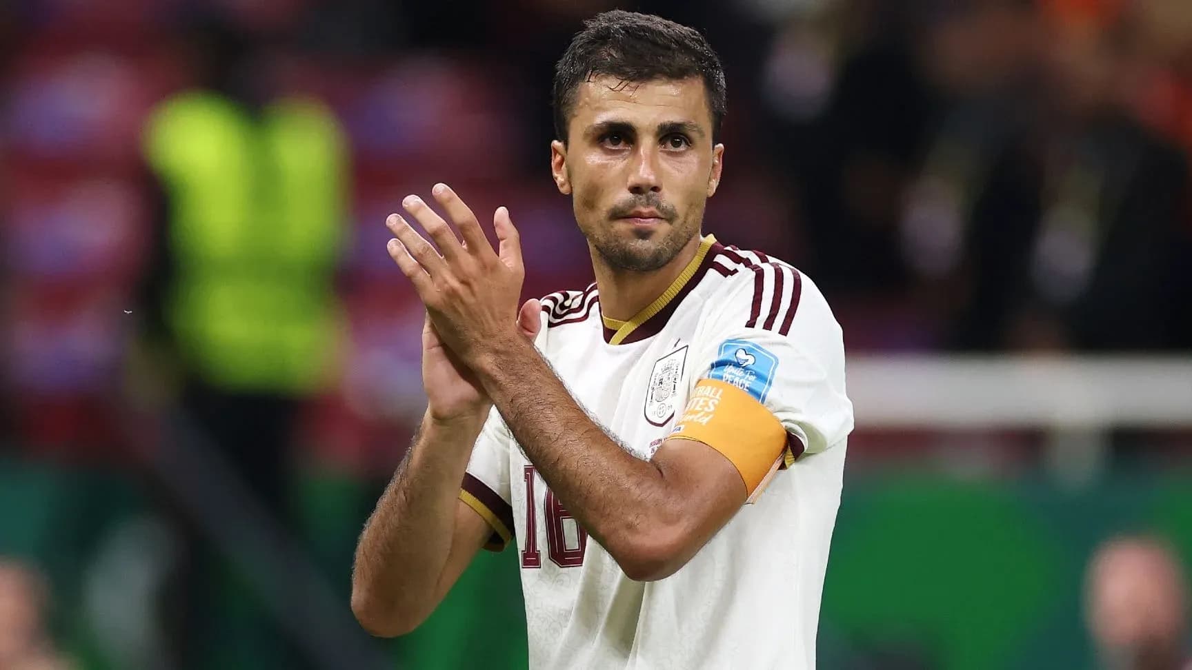 Futbolçu alqışlayaraq meydandan ayrılır Futbolçu alqışlayaraq meydandan ayrılır