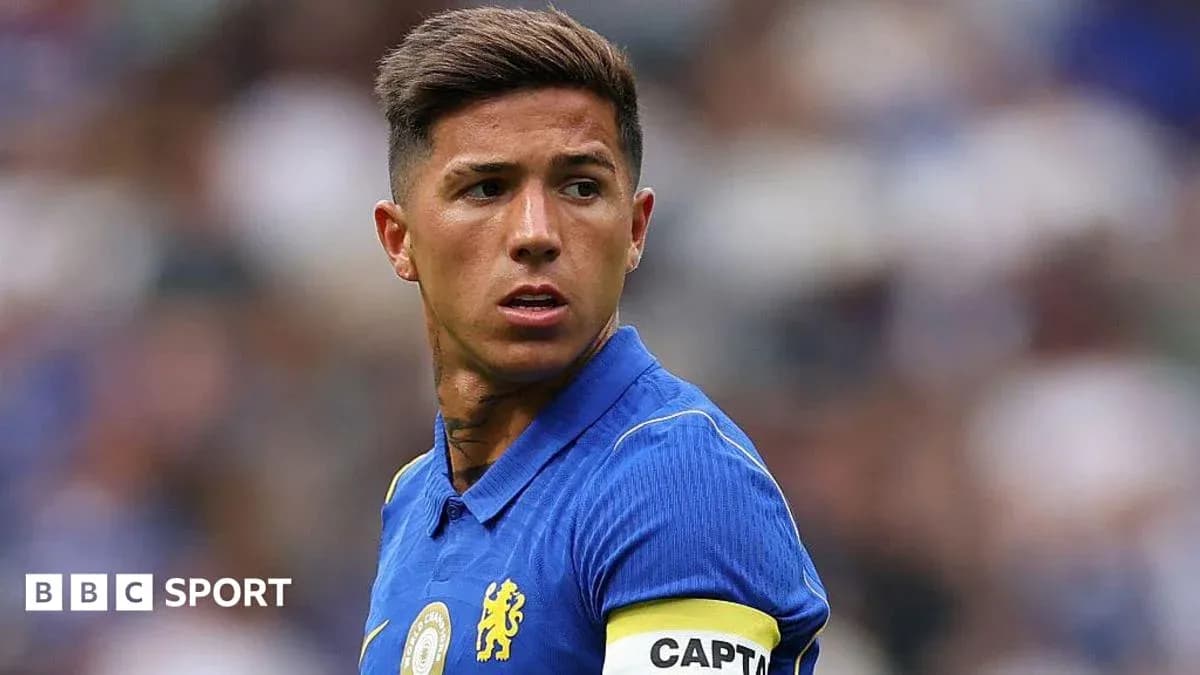 Futbolçu mavi forma və kapitan sarğısı ilə Futbolçu mavi forma və kapitan sarğısı ilə