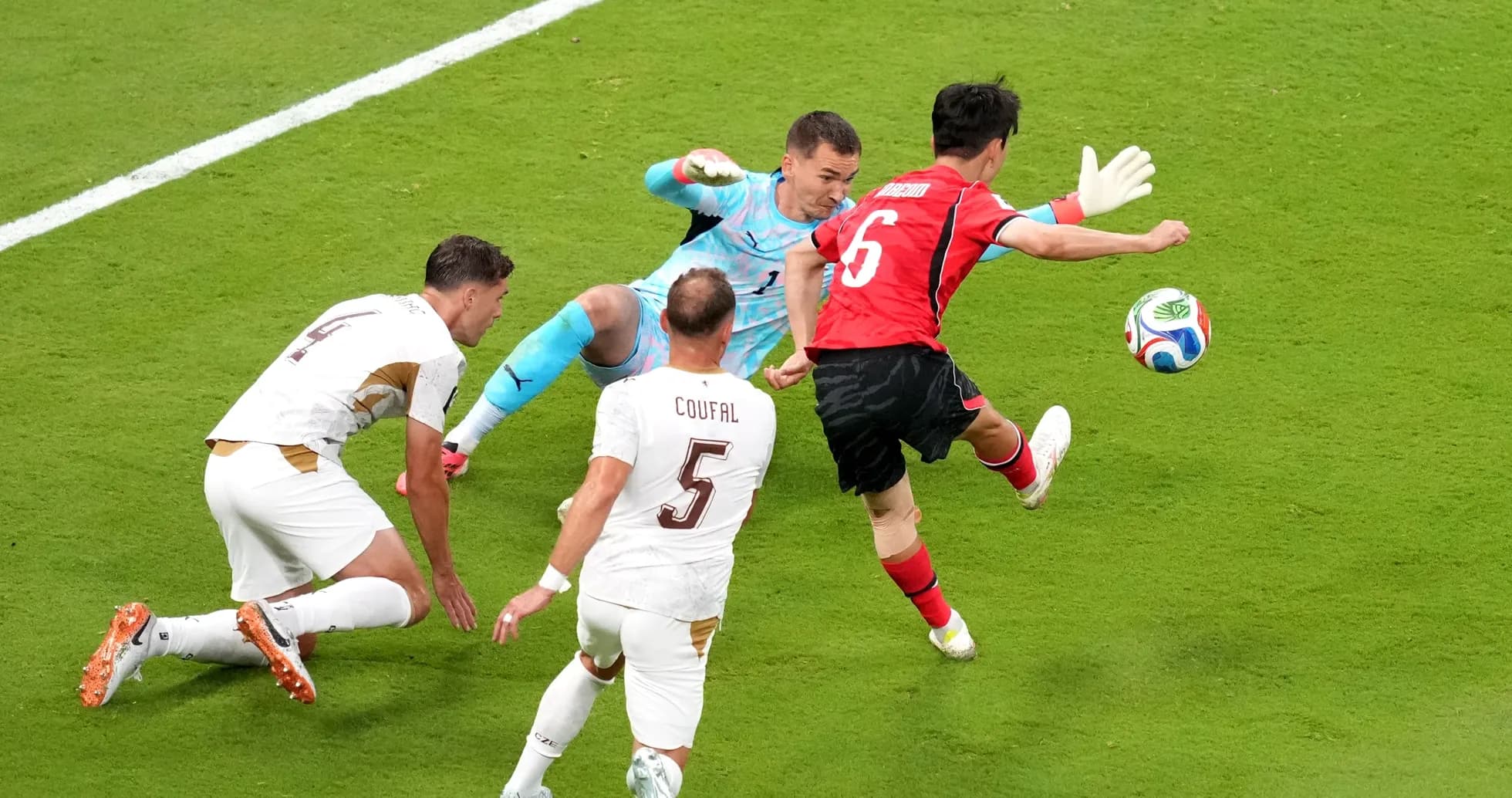 Cənubi Koreya futbolçusu topu vurur Cənubi Koreya futbolçusu topu vurur