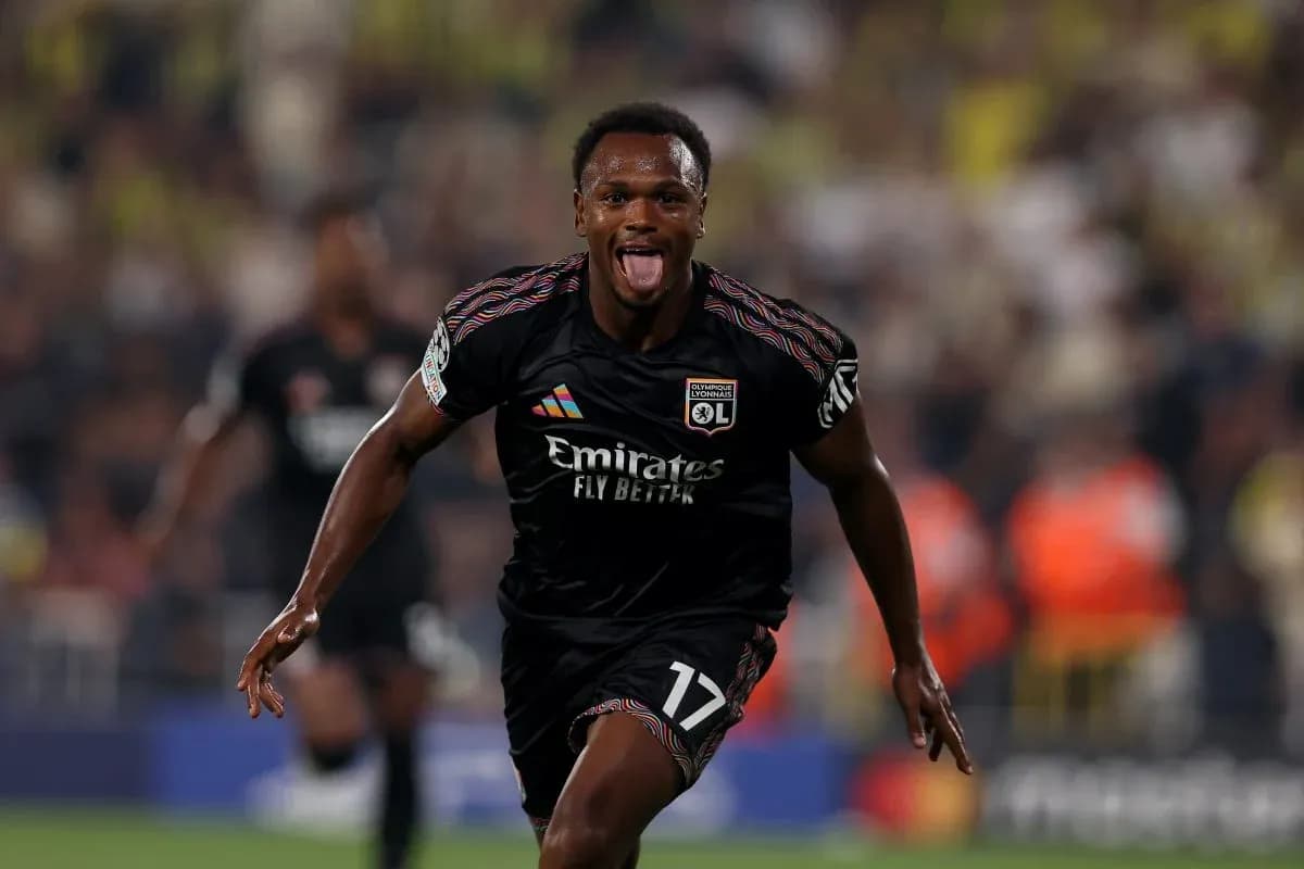 Lyon futbolçusu qolu qeyd edir Lyon futbolçusu qolu qeyd edir