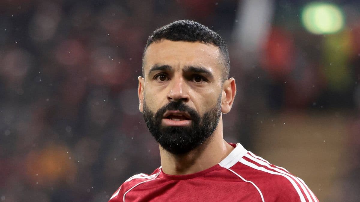 Futbolçu qırmızı forma ilə kameraya baxır Futbolçu qırmızı forma ilə kameraya baxır