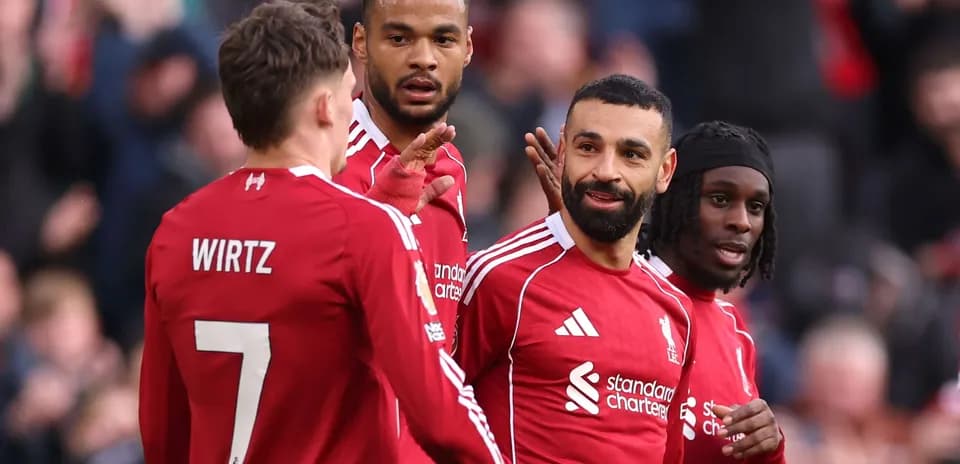 Liverpool futbolçuları sevincini paylaşır Liverpool futbolçuları sevincini paylaşır