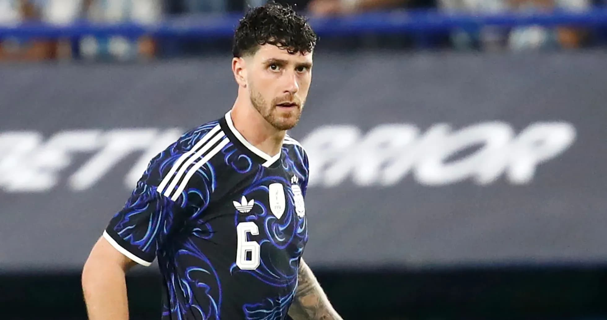 Futbolçu oyun zamanı sahədə görünür Futbolçu oyun zamanı sahədə görünür