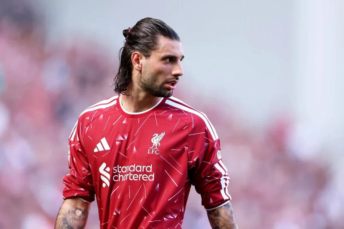Futbolçu Liverpool formasında oyun öncəsi durub Futbolçu Liverpool formasında oyun öncəsi durub