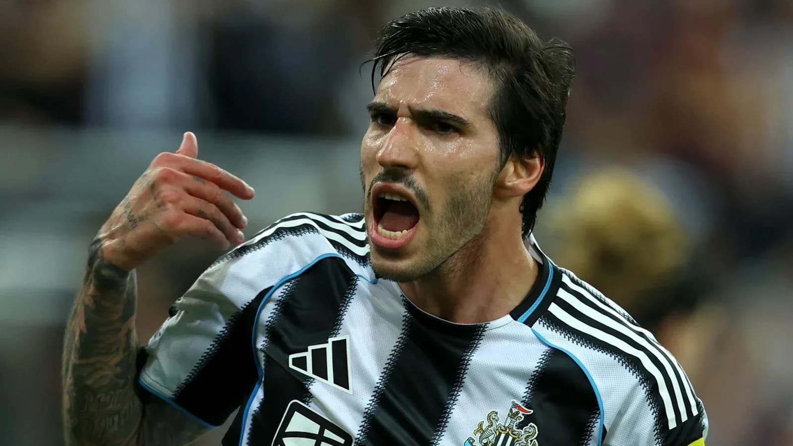 Futbolçu Newcastle formasında, məyus görünərək danışır Futbolçu Newcastle formasında, məyus görünərək danışır