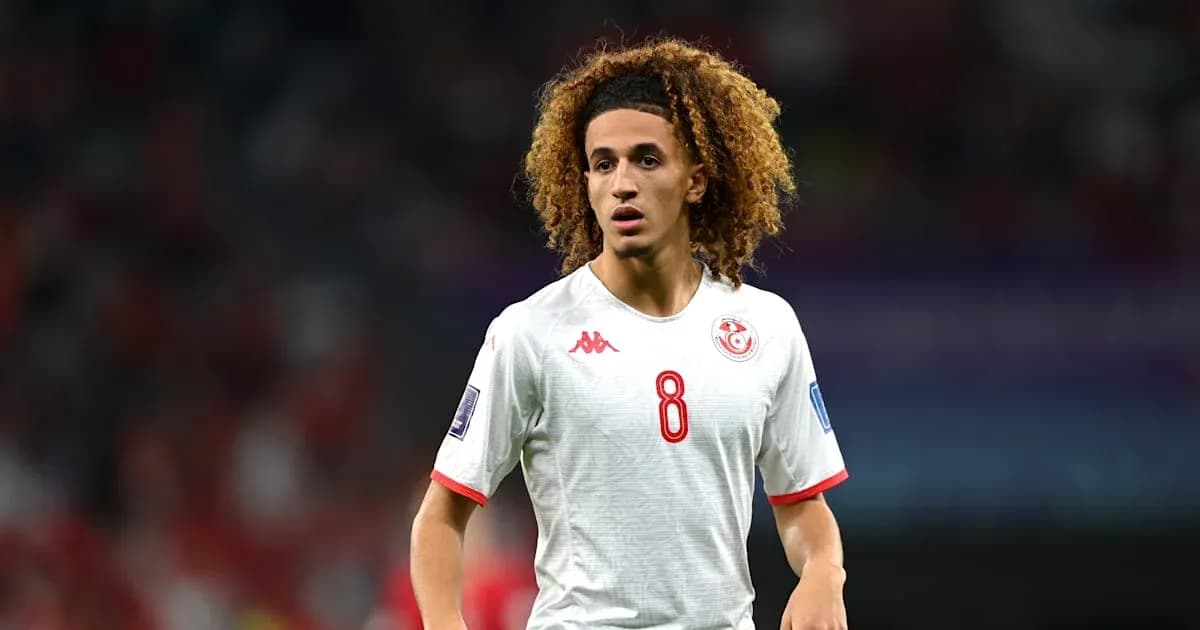 Futbolçu 8 nömrəli forma ilə meydanda Futbolçu 8 nömrəli forma ilə meydanda
