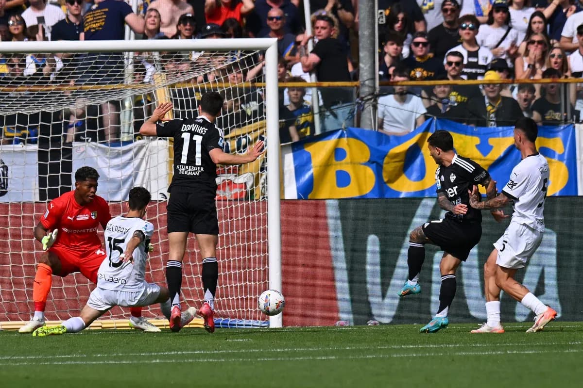 Como və Parma arasında futbol matçı anı Como və Parma arasında futbol matçı anı