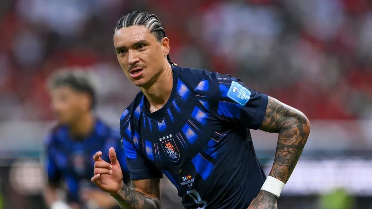 Futbolçu oyunda hərəkət edərkən görünür Futbolçu oyunda hərəkət edərkən görünür