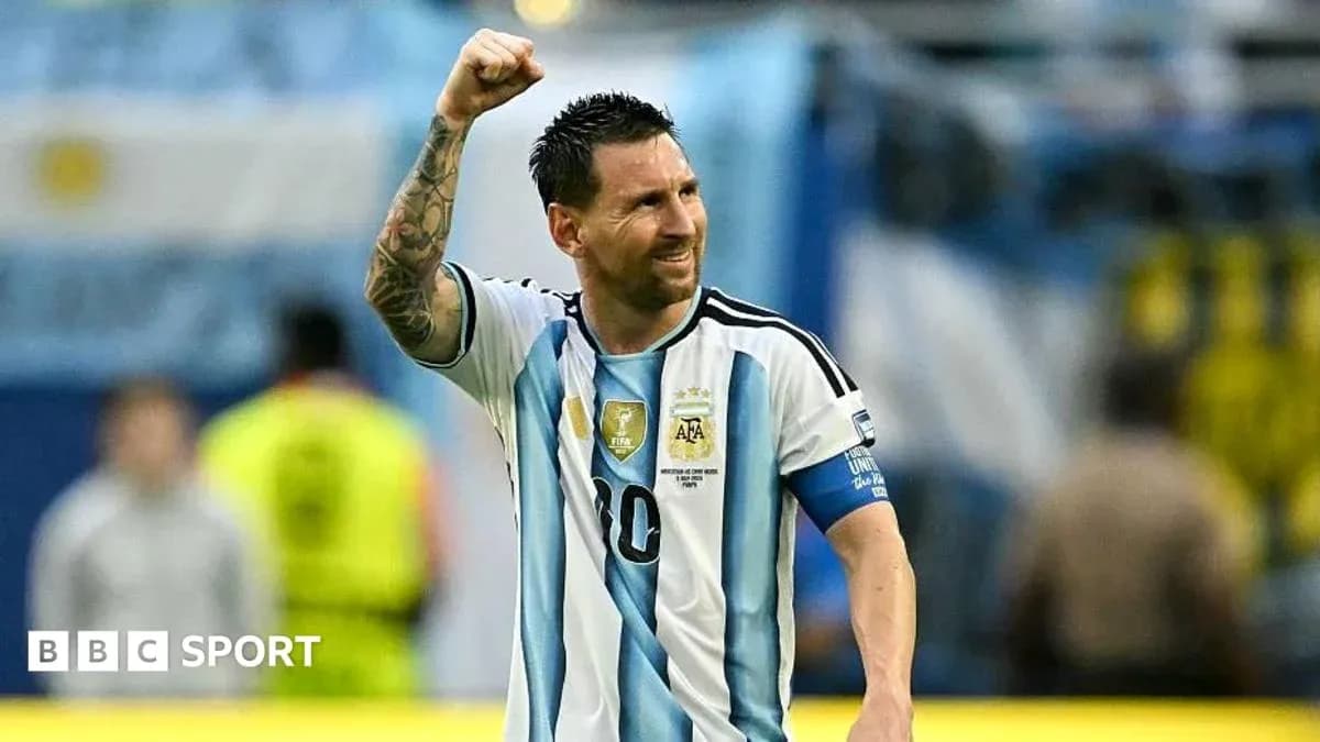 Futbolçu Messi qol vurduqdan sonra əlini qaldırır Futbolçu Messi qol vurduqdan sonra əlini qaldırır