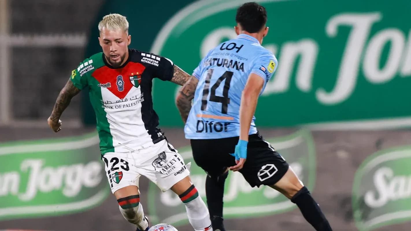 O'Higgins və Palestino futbolçuları top üçün mübarizə aparır O'Higgins və Palestino futbolçuları top üçün mübarizə aparır