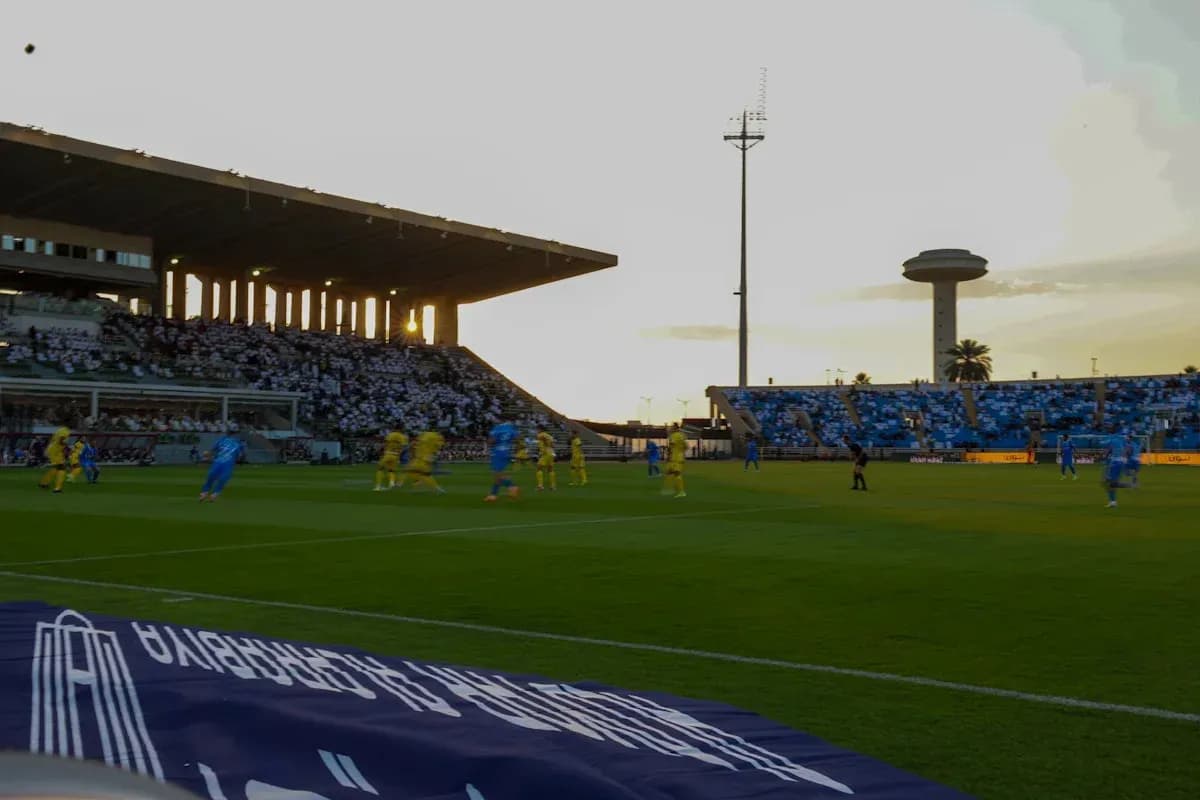 Futbol matçında oyunçular mübarizə aparır Futbol matçında oyunçular mübarizə aparır