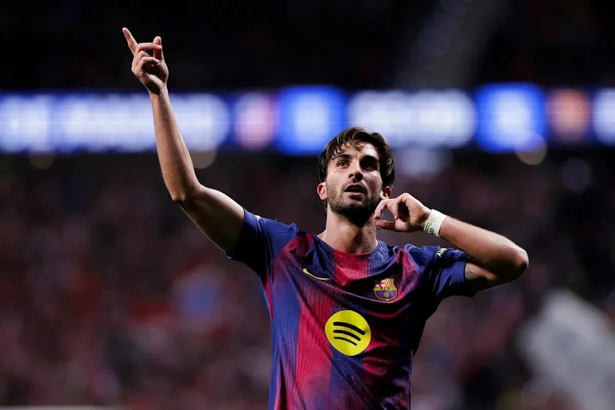 Futbolçu qol vurduqdan sonra əllərini qaldırır Futbolçu qol vurduqdan sonra əllərini qaldırır