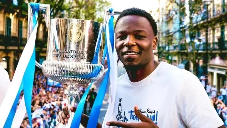 Şampiyonluq kuboku ilə gənc futbolçu Şampiyonluq kuboku ilə gənc futbolçu
