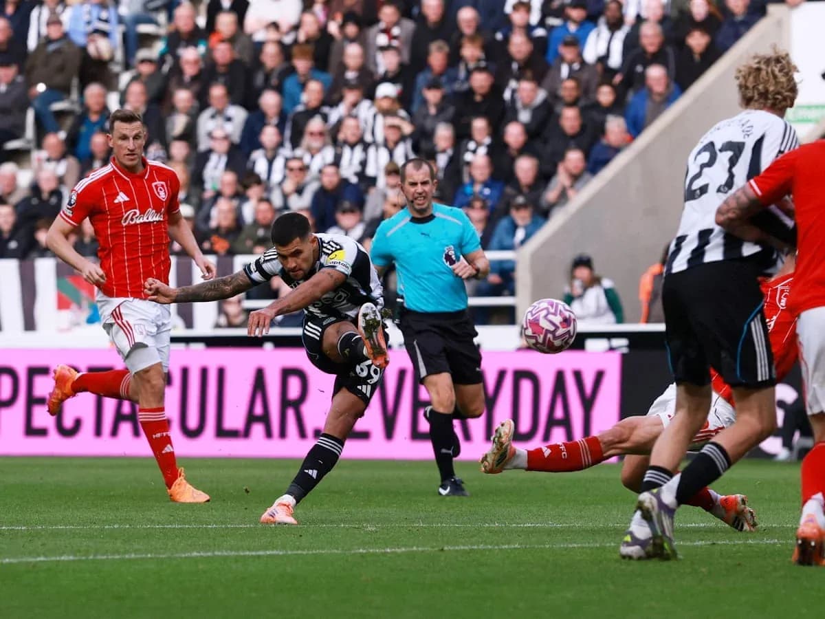 Newcastle oyunçusu topa vurur Newcastle oyunçusu topa vurur