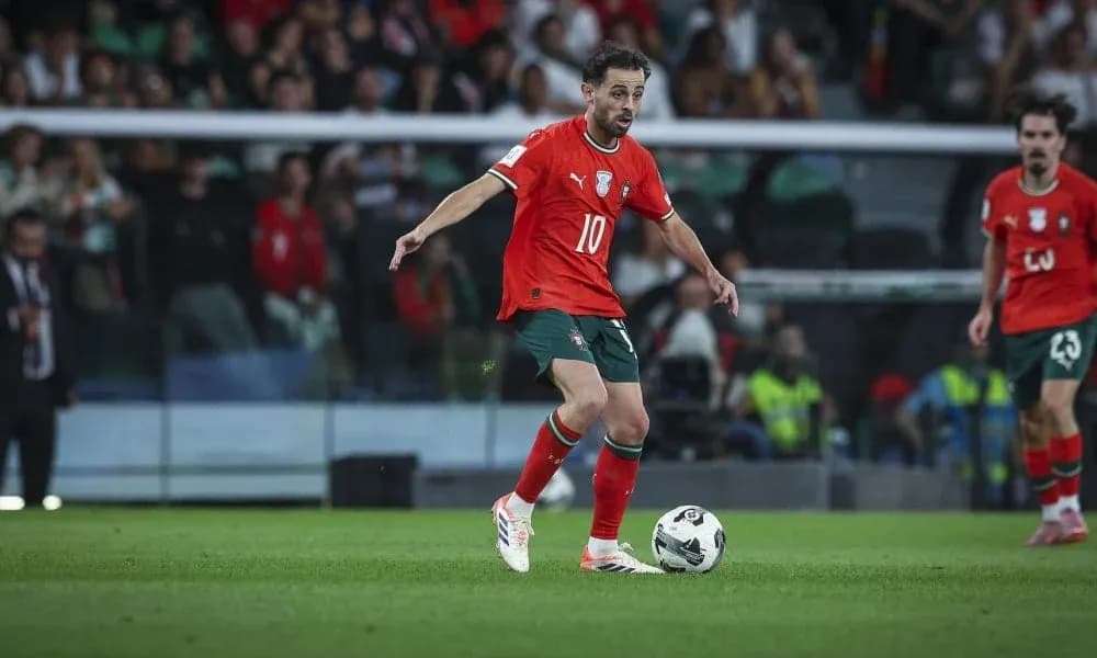 Futbolçu topu idarə edir, komandası üçün oyun Futbolçu topu idarə edir, komandası üçün oyun