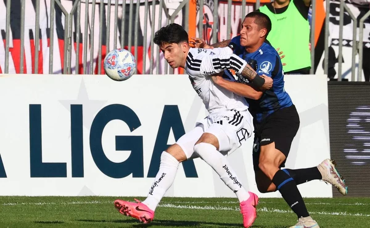Huachipato futbolçusu topa hücum edir Huachipato futbolçusu topa hücum edir