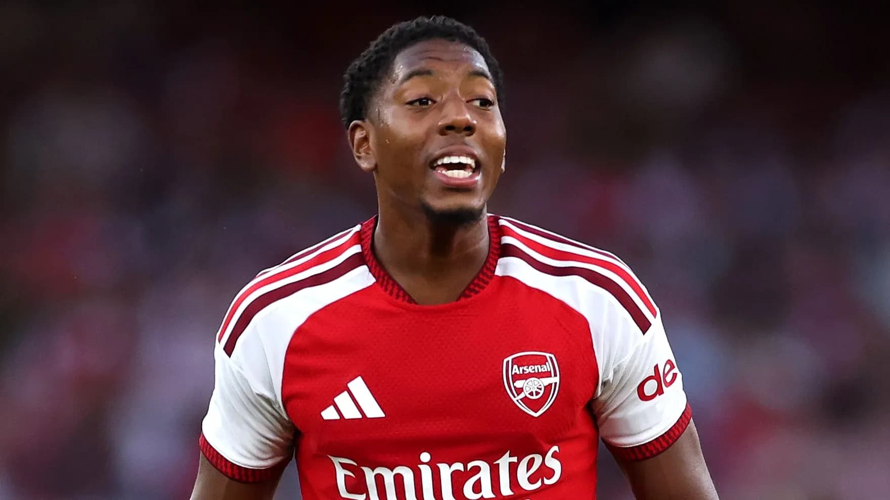 Futbolçu Arsenal formasında oyun zamanı Futbolçu Arsenal formasında oyun zamanı