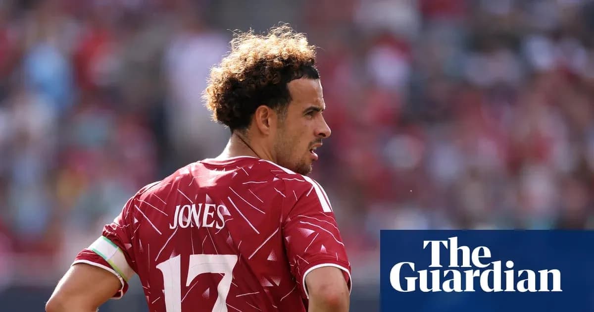 Futbolçu Jones, 17 nömrəli forma ilə oyun sahəsində Futbolçu Jones, 17 nömrəli forma ilə oyun sahəsində