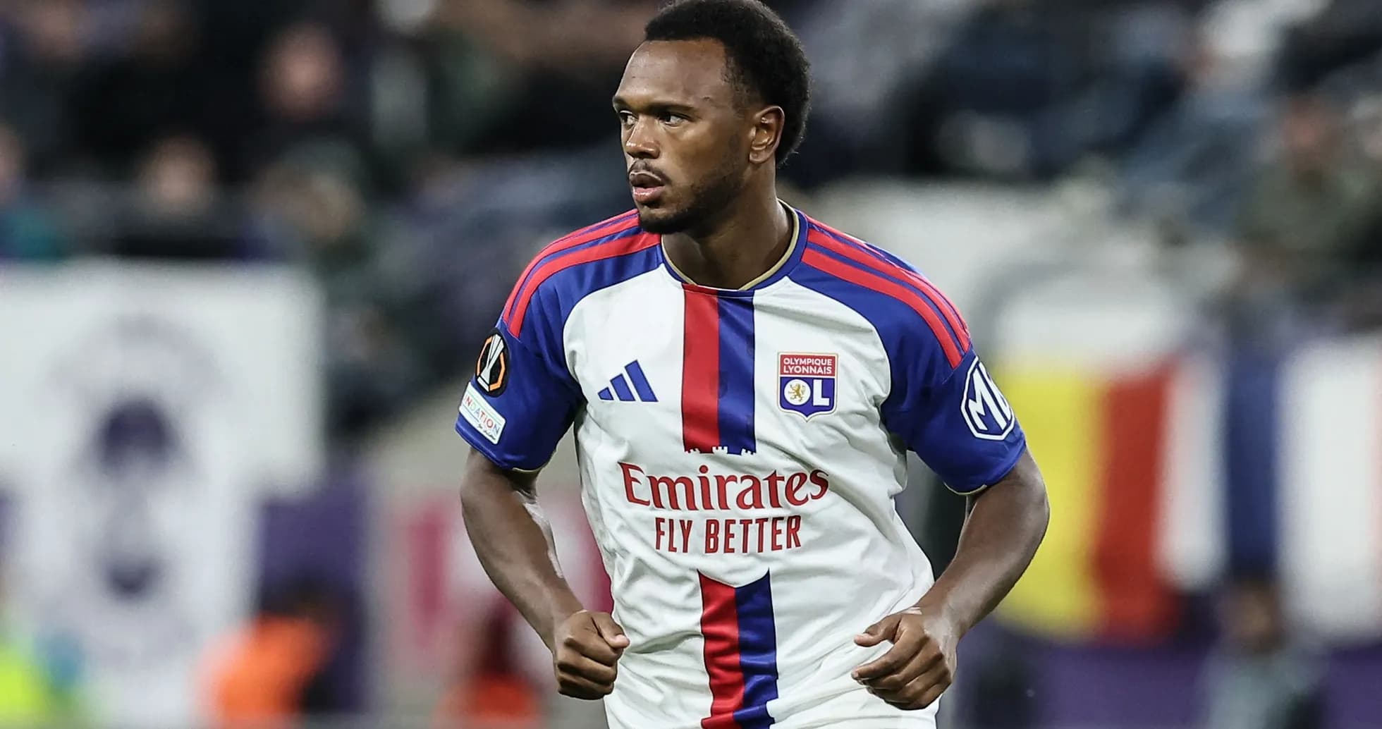 Oyunçu Lyon forması ilə meydanda yürüyür Oyunçu Lyon forması ilə meydanda yürüyür