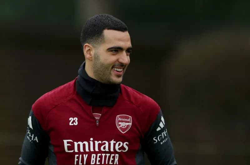 Futbolçu Arsenal treningində gülümsəyərək Futbolçu Arsenal treningində gülümsəyərək