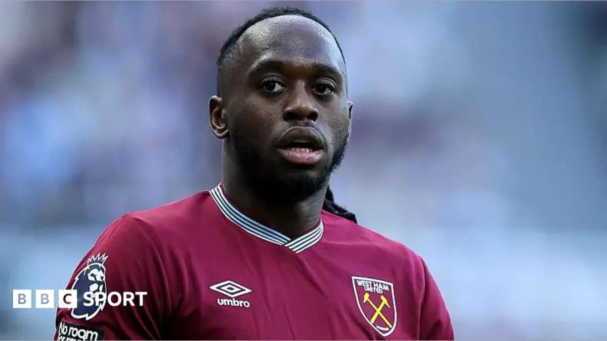 Futbolçu West Ham United formasında kameraya baxır Futbolçu West Ham United formasında kameraya baxır