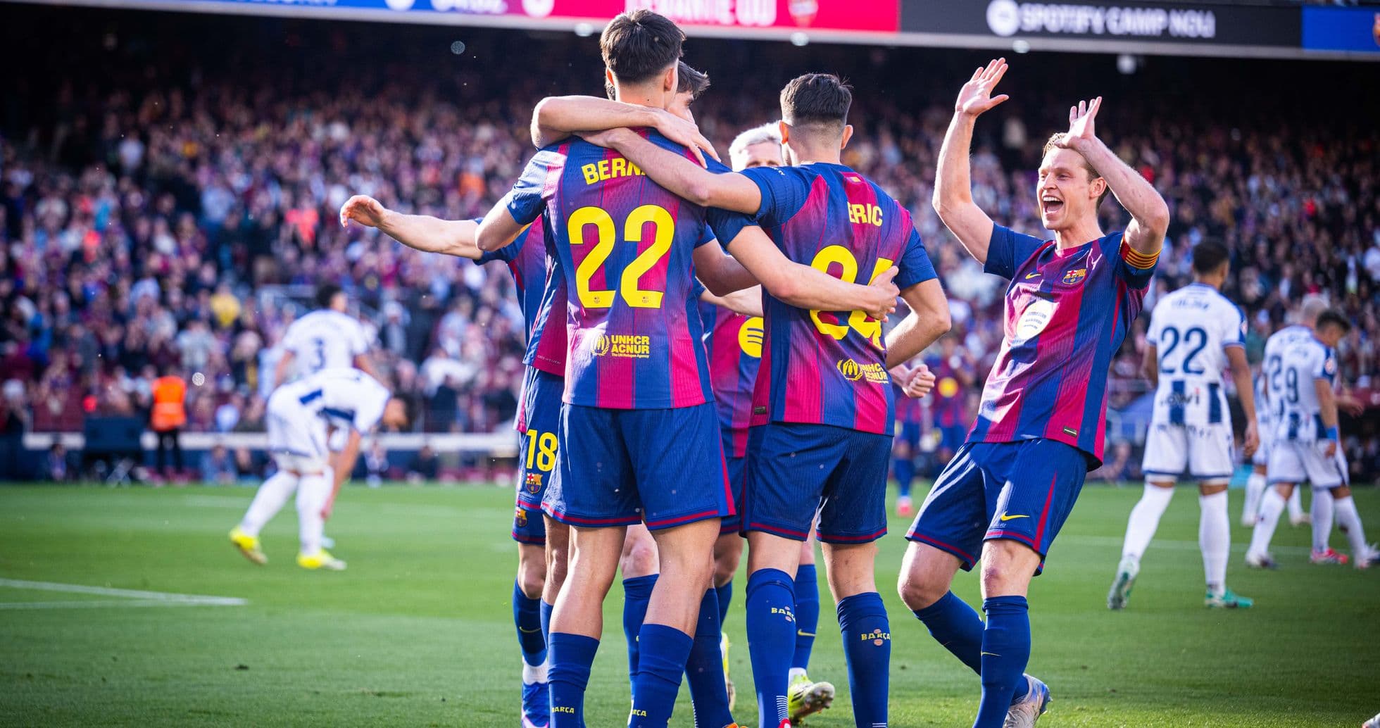 Barcelona futbolçuları sevinir Barcelona futbolçuları sevinir