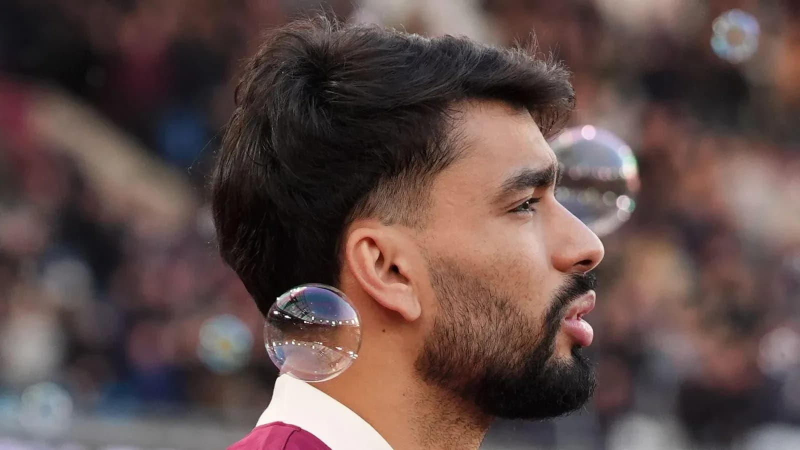 Futbolçu profilində havada köpük balonları görünür Futbolçu profilində havada köpük balonları görünür