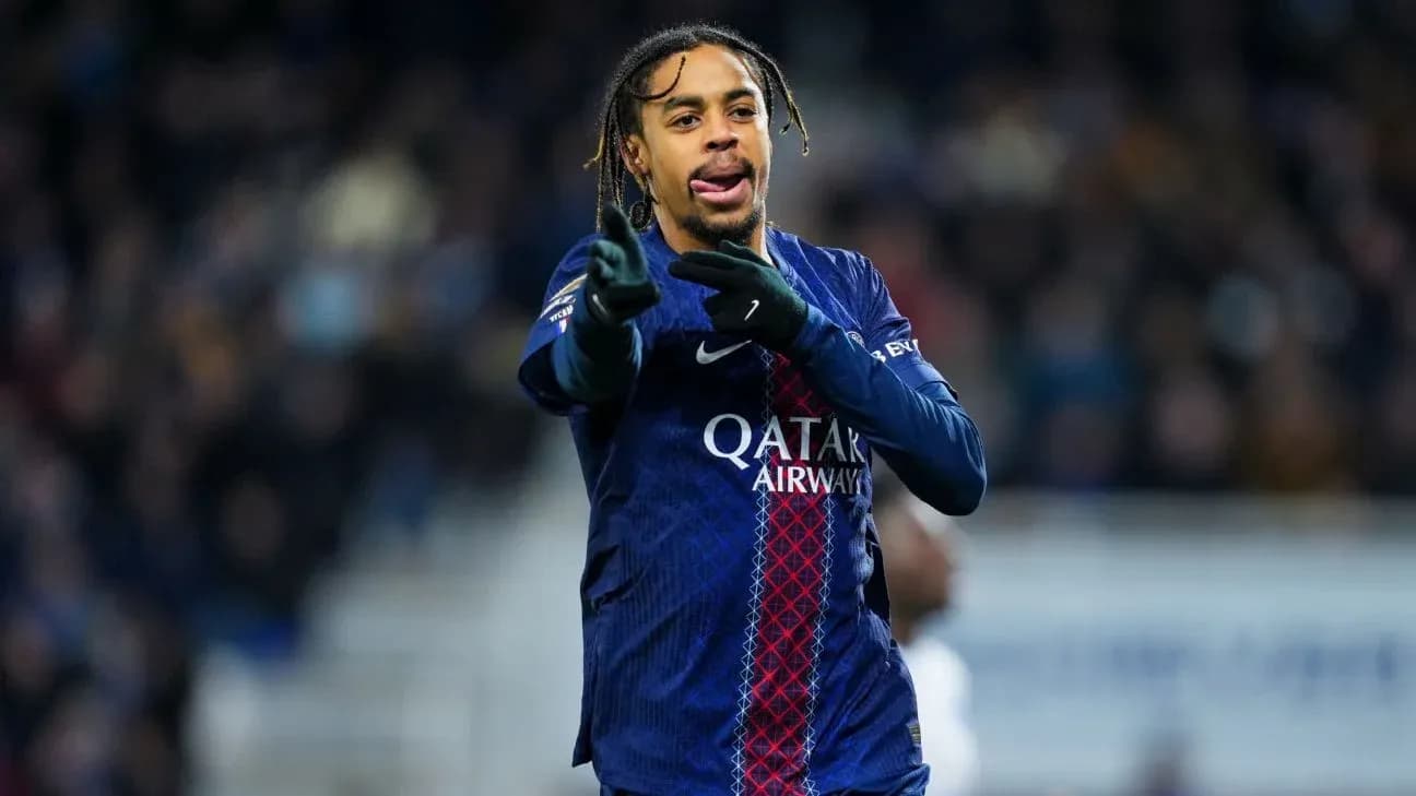 Futbolçu PSG formasında meydanda işarə edir Futbolçu PSG formasında meydanda işarə edir