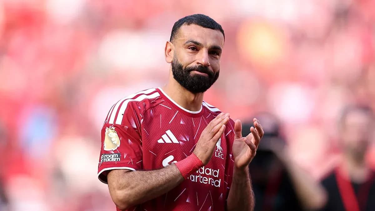 Futbolçu azarkeşlərə əl çalıb təşəkkür edir Futbolçu azarkeşlərə əl çalıb təşəkkür edir