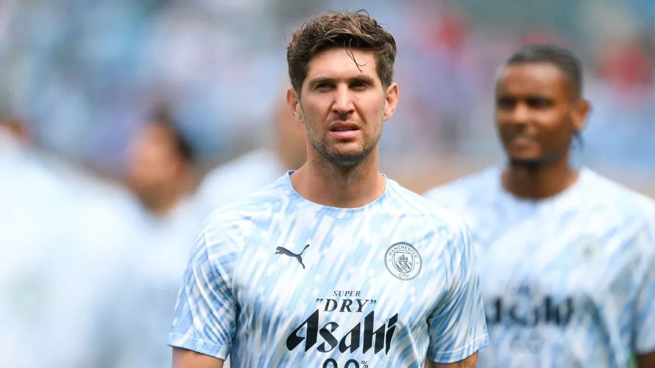 Futbolçu mavi forma ilə məşq zamanı durur Futbolçu mavi forma ilə məşq zamanı durur