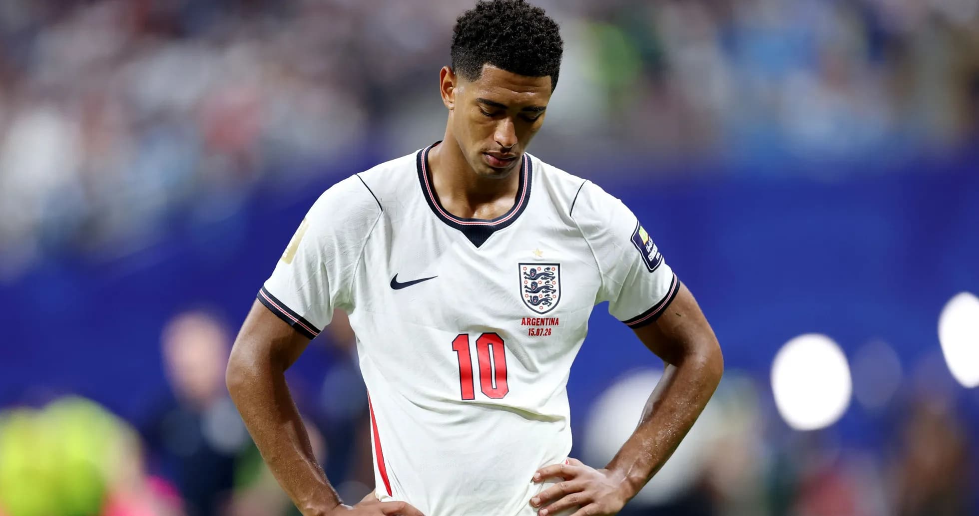 Futbolçu England formasında başı aşağıda durur Futbolçu England formasında başı aşağıda durur