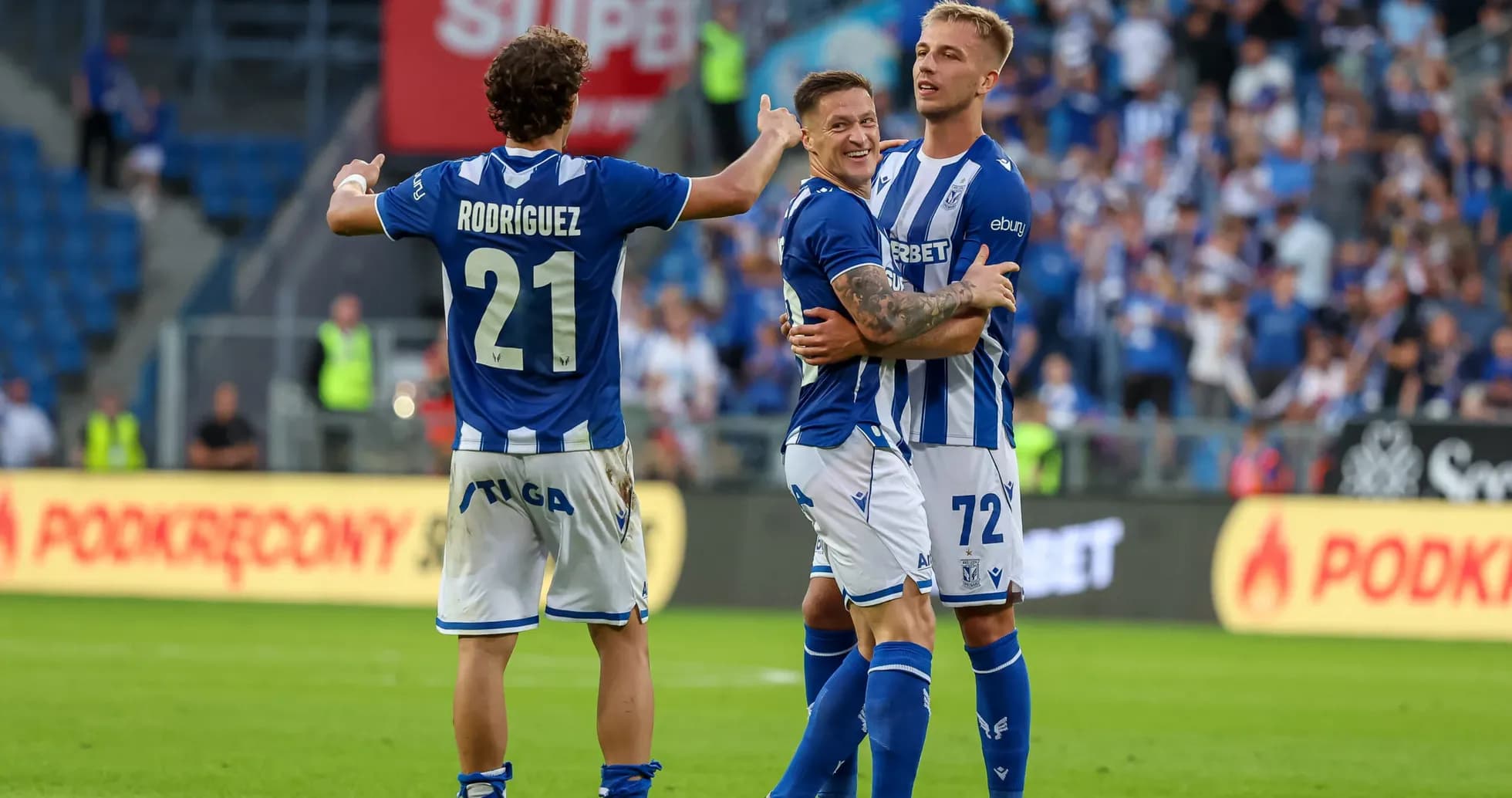 Lech Poznan futbolçuları sevinir Lech Poznan futbolçuları sevinir