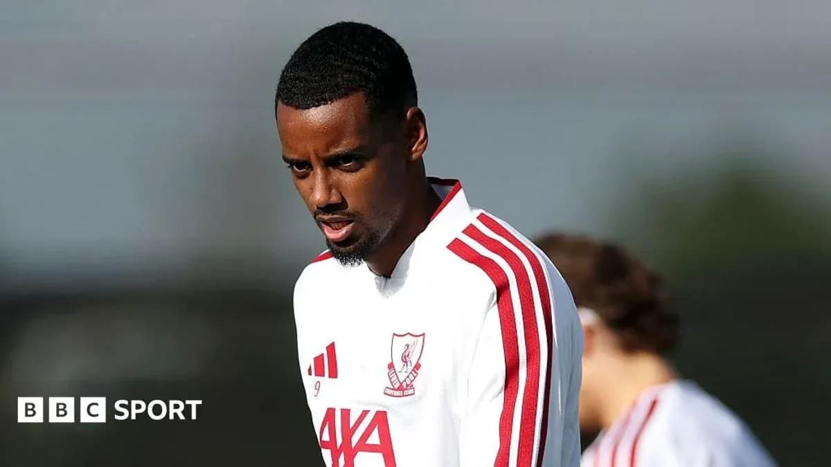 Futbolçu məşq zamanı diqqətlə düşünür Futbolçu məşq zamanı diqqətlə düşünür