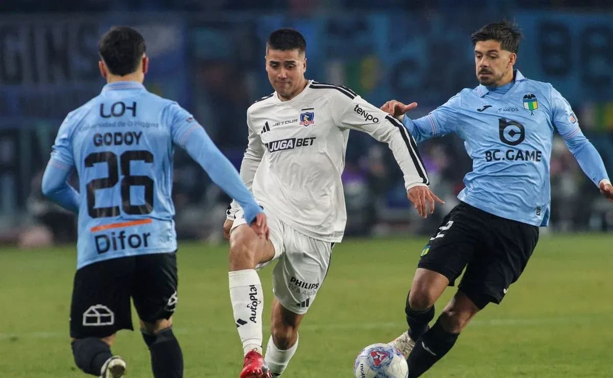 Colo Colo və O'Higgins oyunçuları mübarizə aparır Colo Colo və O'Higgins oyunçuları mübarizə aparır