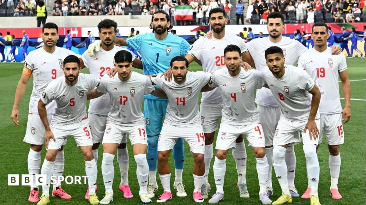 İran futbol komandası oyunçuları poz verirlər İran futbol komandası oyunçuları poz verirlər
