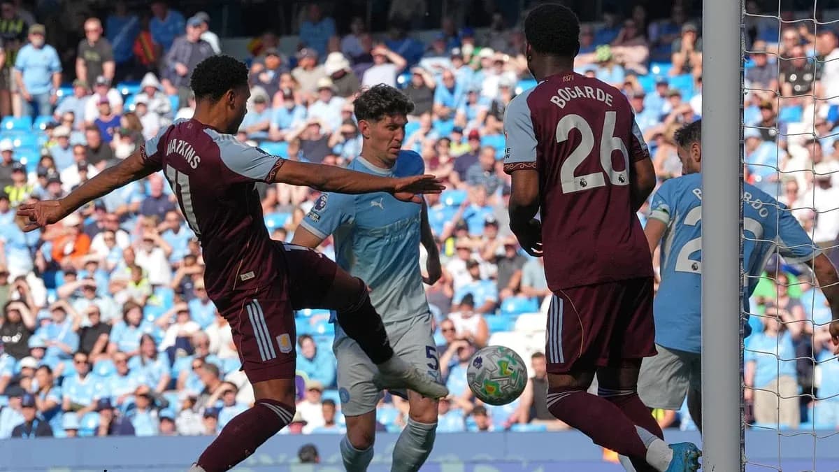 Manchester City və Aston Villa oyunçuları mübarizə aparır Manchester City və Aston Villa oyunçuları mübarizə aparır