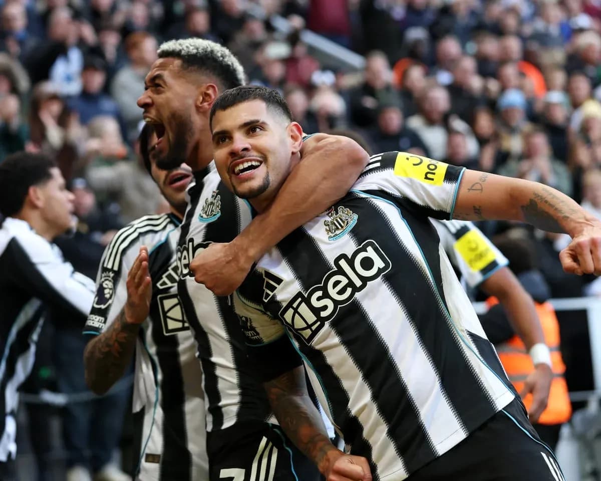 Newcastle futbolçuları sevincini paylaşır Newcastle futbolçuları sevincini paylaşır