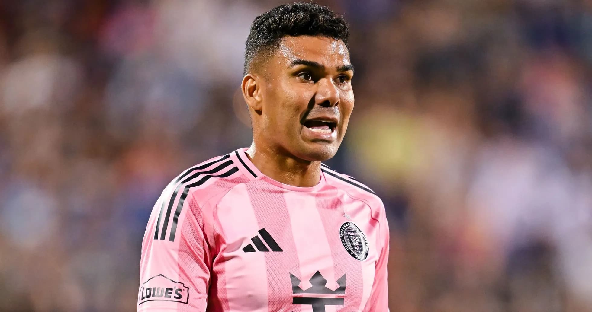 Futbolçu pink forma ilə meydanda danışır Futbolçu pink forma ilə meydanda danışır