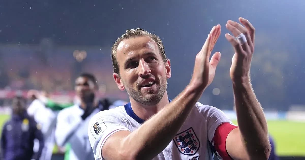 Futbolçu Harry Kane alqışlayır, İngiltərə formasıda Futbolçu Harry Kane alqışlayır, İngiltərə formasıda
