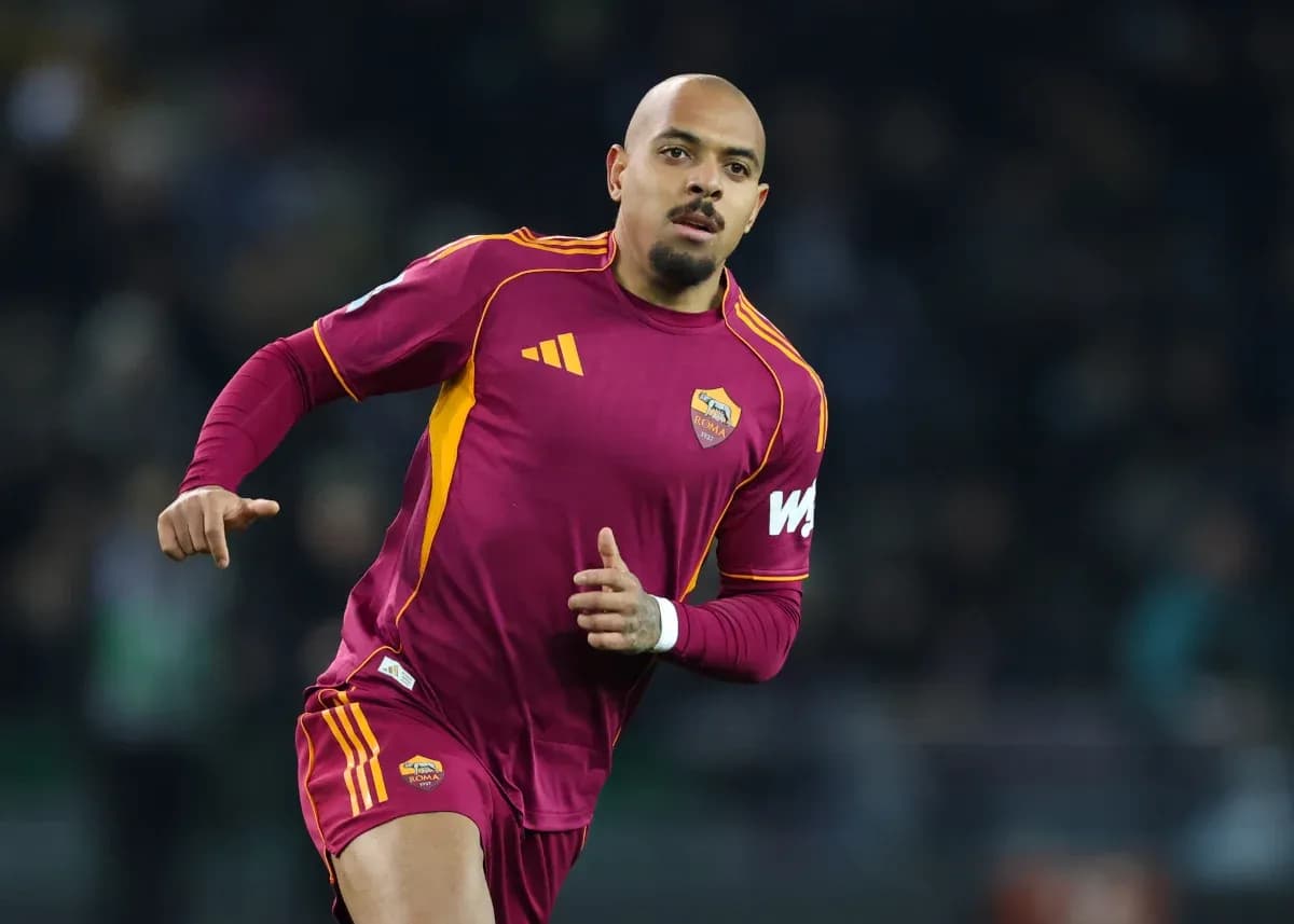AS Roma futbolçusu meydanda isinir AS Roma futbolçusu meydanda isinir