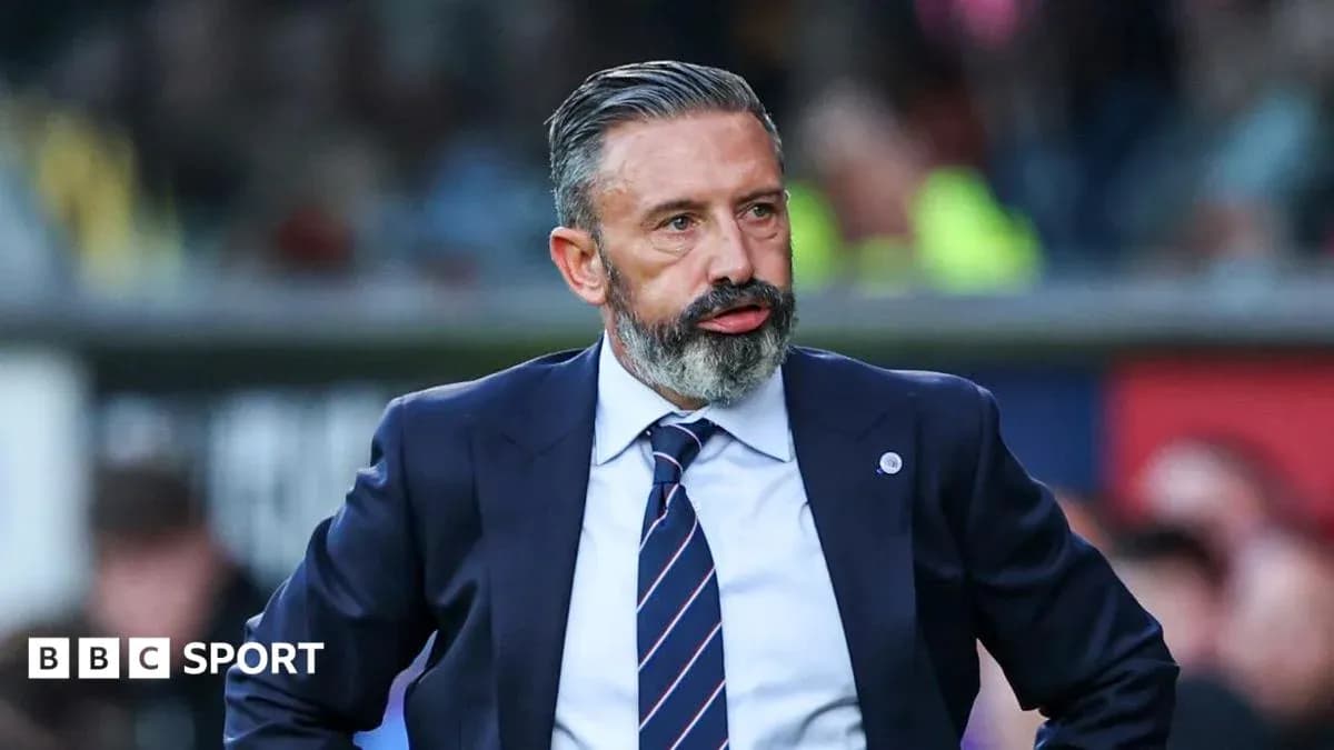 Müdir matç zamanı diqqətlə baxır Müdir matç zamanı diqqətlə baxır