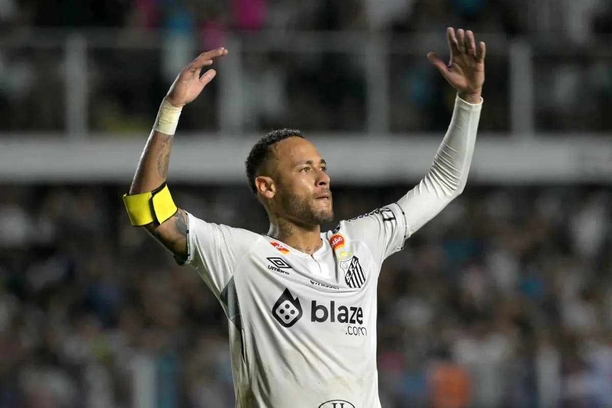Futbolçu Neymar Santos formasında qollarını qaldırır Futbolçu Neymar Santos formasında qollarını qaldırır