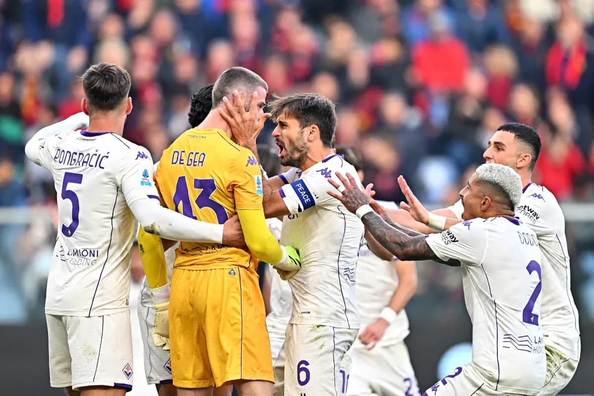 Fiorentina oyunçuları De Gea ilə müzakirə edir Fiorentina oyunçuları De Gea ilə müzakirə edir