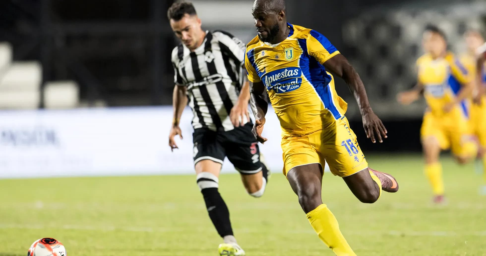 Futbol matçında futbolçular topu izləyir Futbol matçında futbolçular topu izləyir