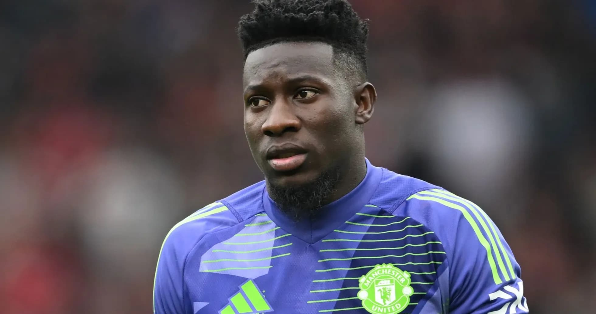 Futbolçu Manchester United forma geyinib Futbolçu Manchester United forma geyinib