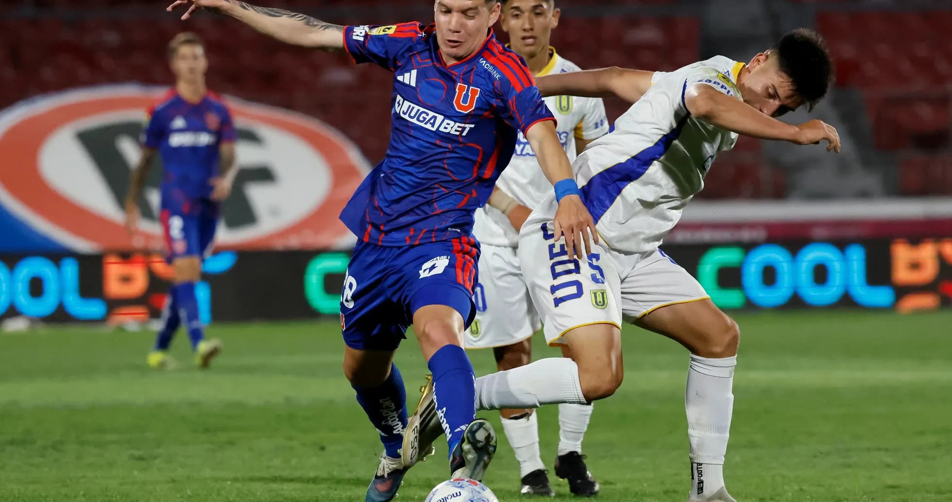 Universidad de Chile oyunçusu topa hücum edir Universidad de Chile oyunçusu topa hücum edir