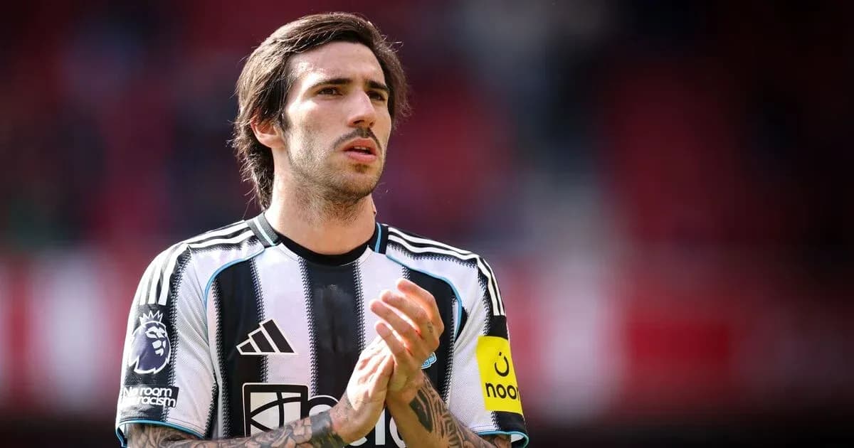 Futbolçu çiynində kapitan sarğısı ilə durur Futbolçu çiynində kapitan sarğısı ilə durur