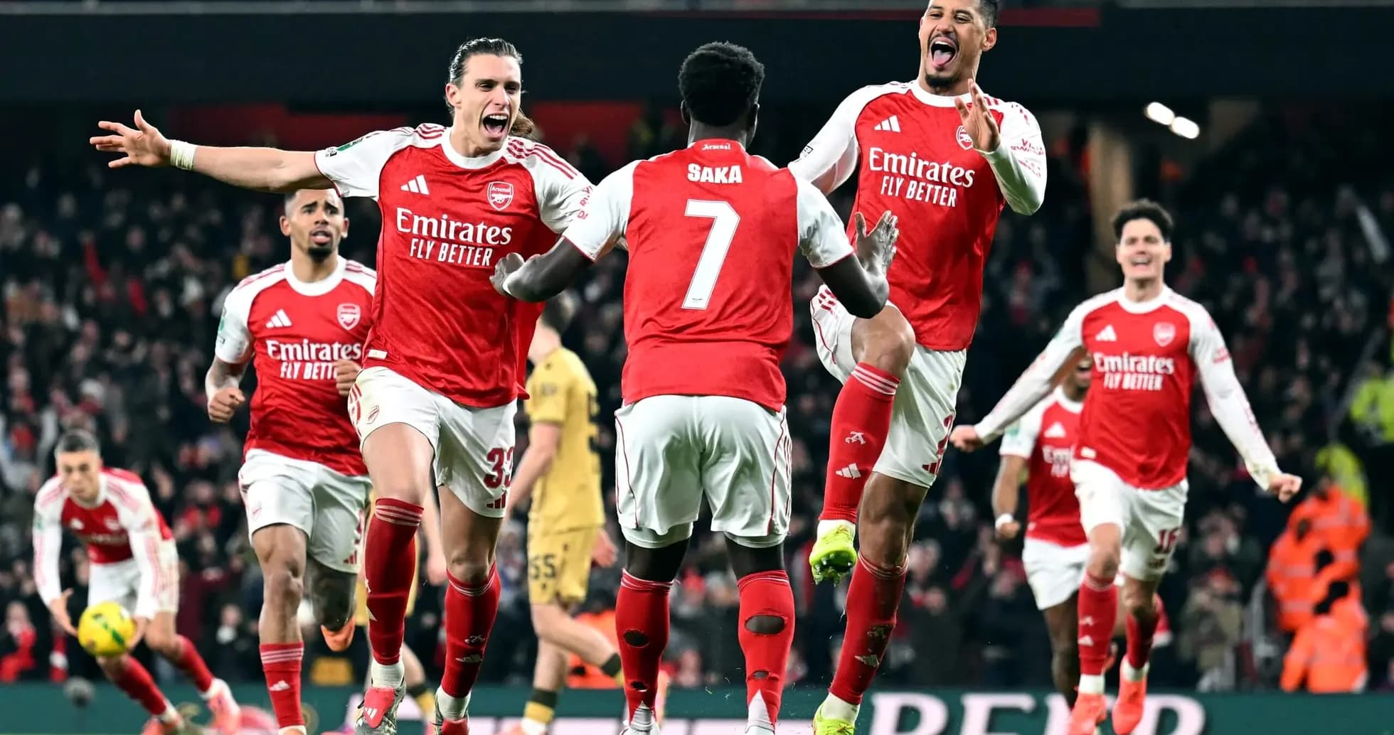 Arsenal futbolçuları sevinir Arsenal futbolçuları sevinir