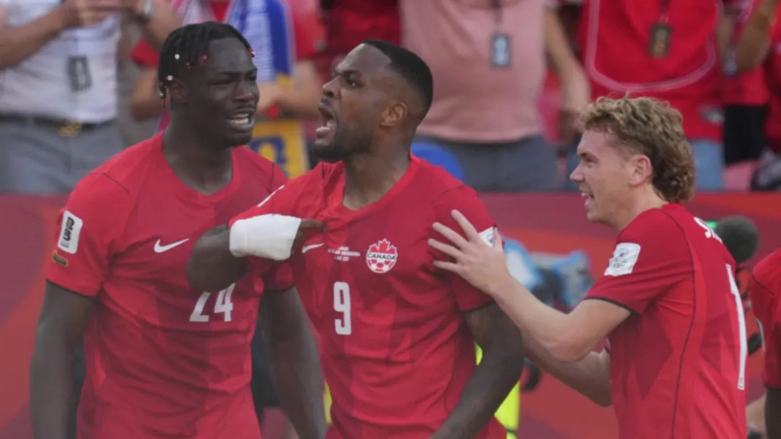 Kanada futbolçuları sevinir Kanada futbolçuları sevinir
