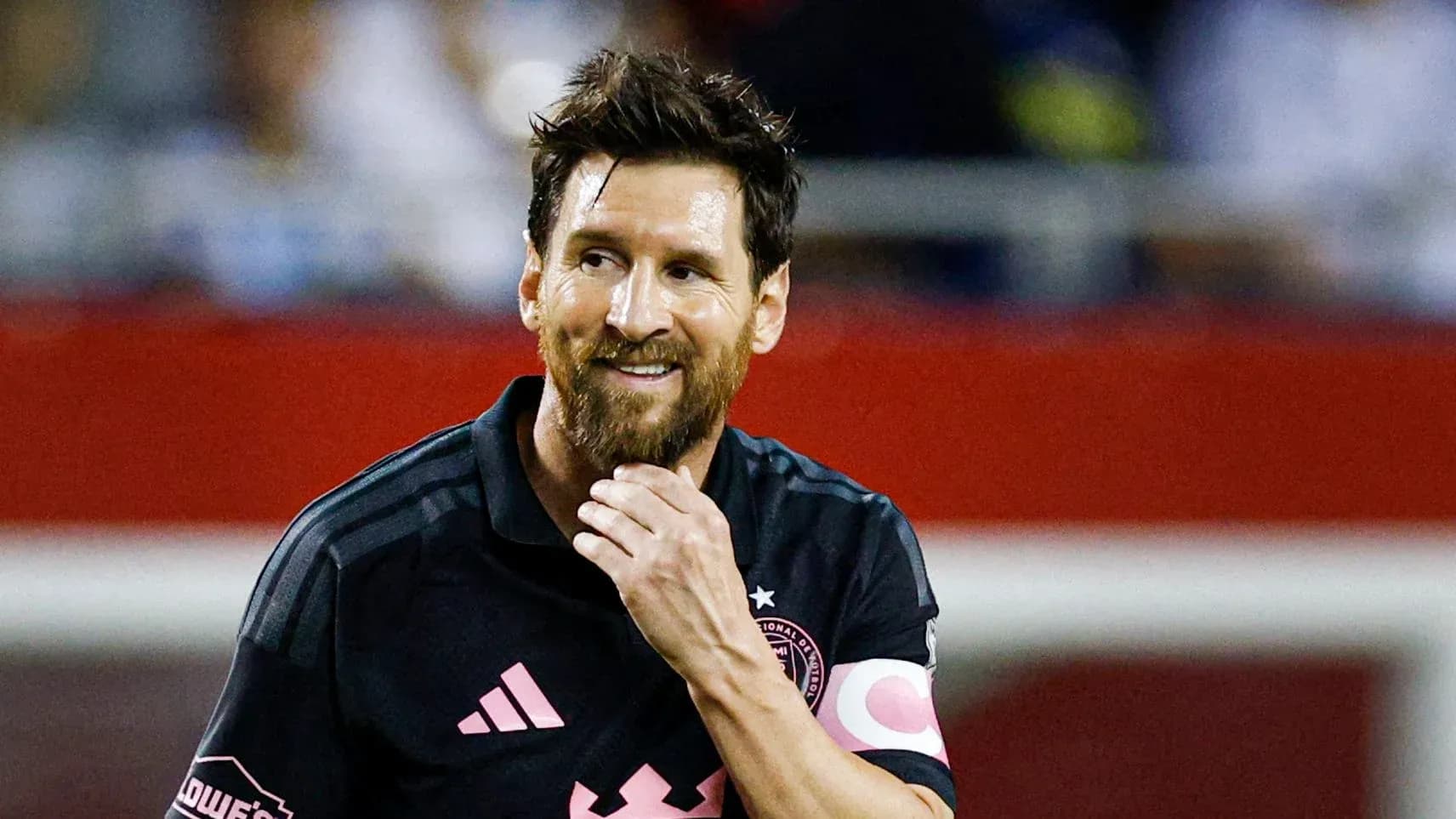 Futbolçu oyunda sevinir, Miami komandası formasında Futbolçu oyunda sevinir, Miami komandası formasında